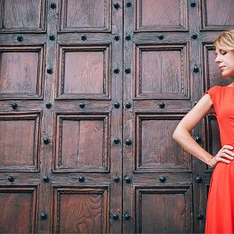 Червоне плаття на прогулянці у Флоренції.