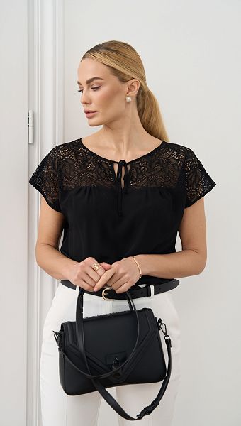 Фото bluza-s-kruzevnoj-koketkoj-cernaa-01 товару Блуза з мереживною кокеткою чорна0