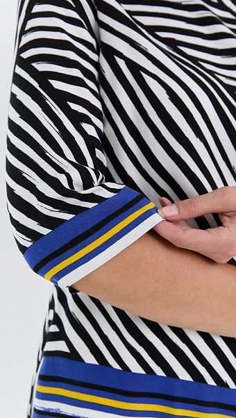 Фото bluzka-pramaa-cerno-belyj-print-3 товару Блузка пряма чорно-білий принт0 Фото bluzka-pramaa-cerno-belyj-print-3 товару Блузка пряма чорно-білий принт0