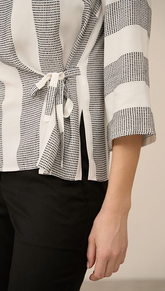 Фото bluzka-svobodnogo-kroa-v-polosku-cernuu-05 товару Блузка вільного крою в смужку чорну0