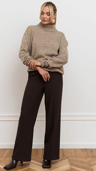 Фото dzemper-zenskij-trikotaznyj-bazovyj-svetlo-koricnevyj-05 товару Джемпер жіночий трикотажний базовий світло-коричневий0