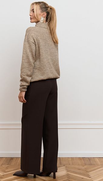 Фото dzemper-zenskij-trikotaznyj-bazovyj-svetlo-koricnevyj-06 товару Джемпер жіночий трикотажний базовий світло-коричневий0