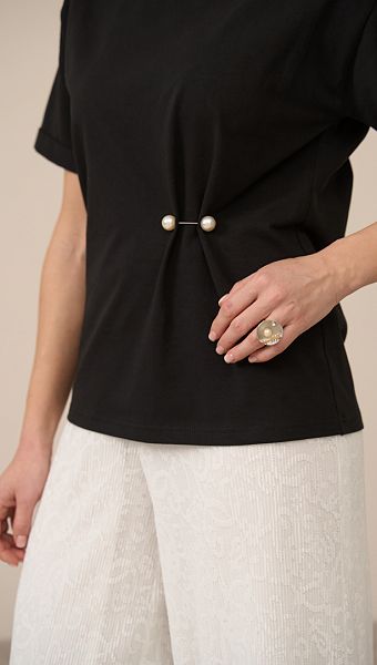 Фото futbolka-zenskaa-cernaa-s-ukraseniem-03 товару Футболка жіноча чорна з прикрасою0 Фото futbolka-zenskaa-cernaa-s-ukraseniem-03 товару Футболка жіноча чорна з прикрасою0