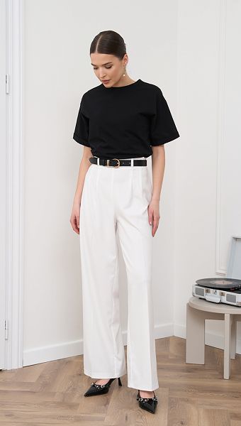 Фото futbolka-zenskaa-cernaa-s-ukraseniem-07 товара Футболка женская черная с украшением0