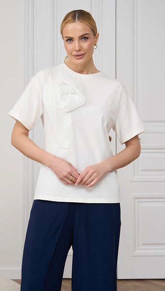 Фото futbolka-zenskaa-molocnaa-s-ukraseniem-02 товару Футболка жіноча молочна з прикрасою