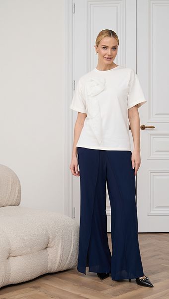 Фото futbolka-zenskaa-molocnaa-s-ukraseniem-04 товару Футболка жіноча молочна з прикрасою0