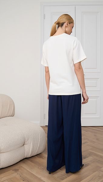 Фото futbolka-zenskaa-molocnaa-s-ukraseniem-06 товару Футболка жіноча молочна з прикрасою0