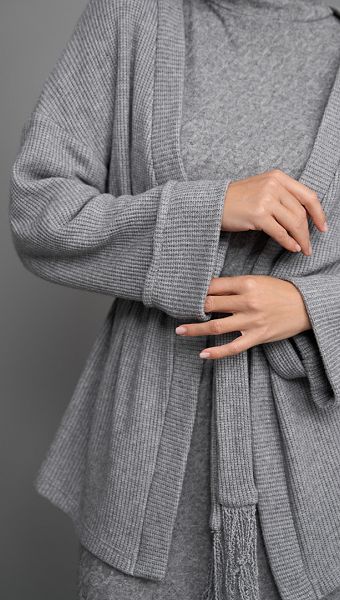 Фото kardigan-trikotaznyj-s-poasom-seryj-03 товару Кардиган трикотажний з поясом сірий0 Фото kardigan-trikotaznyj-s-poasom-seryj-03 товару Кардиган трикотажний з поясом сірий0