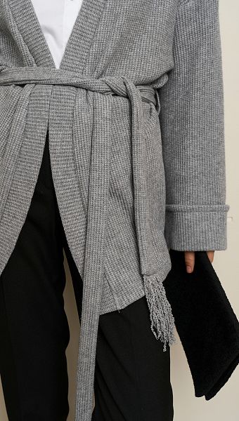 Фото kardigan-trikotaznyj-s-poasom-seryj-3 товару Кардиган трикотажний з поясом сірий0 Фото kardigan-trikotaznyj-s-poasom-seryj-3 товару Кардиган трикотажний з поясом сірий0