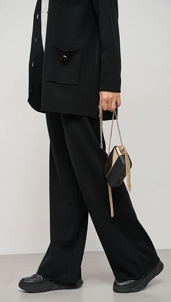 Фото kostum-trikotaznyj-iz-sersti-cernyj-06 товара Костюм трикотажный из шерсти черный