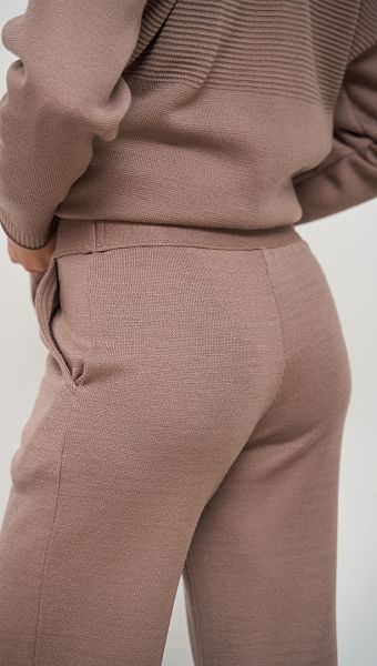 Фото kostum-trikotaznyj-iz-sersti-mokko-06 товару Костюм трикотажний з вовни мокко