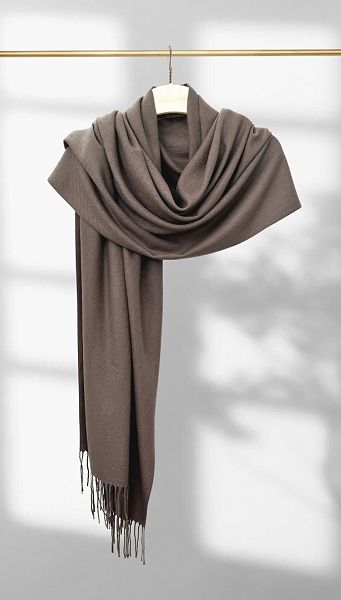 Фото palantin-odnotonnyj-kakao-01 товара Палантин Однотонный какао