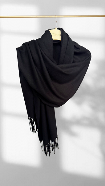 Фото palantin-zenskij-odnotonnyj-cernyj-01 товару Палантин жіночий однотонний чорний Фото palantin-zenskij-odnotonnyj-cernyj-01 товару Палантин жіночий однотонний чорний