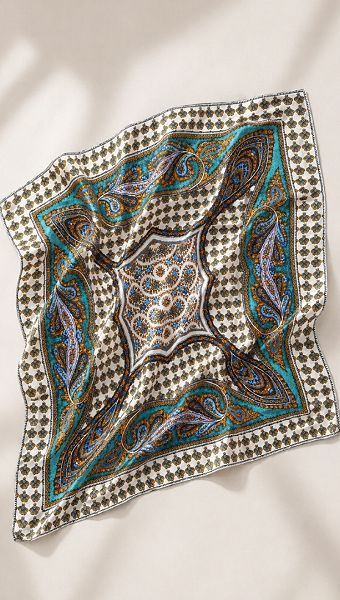 Фото platok-s-printom-molocnyj-03 товара Платок с принтом молочный Фото platok-s-printom-molocnyj-03 товара Платок с принтом молочный