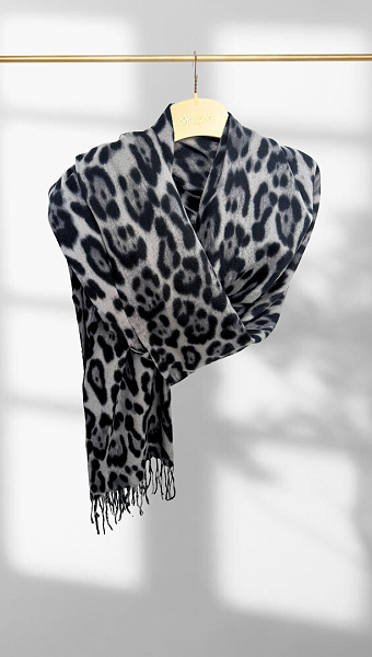 Фото sarf-zenskij-leopardovyj-seryj-01 товара Шарф женский леопардовый серый