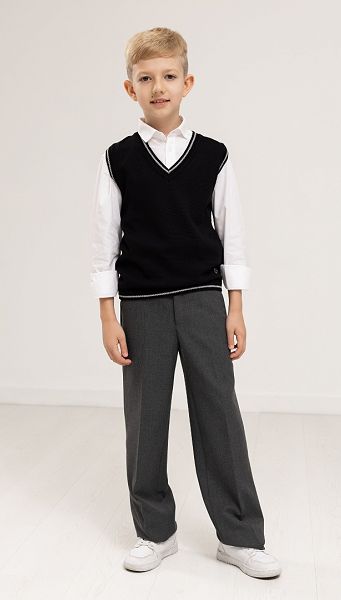 Фото trikotaznyj-zilet-cernyj-s-serym-kantom-1 товару Трикотажний жилет чорний з сірим кантом