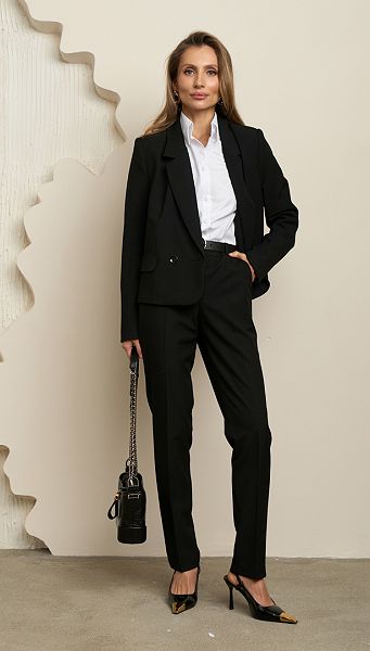 Фото zaket-dvuhbortnyj-ukorocennyj-cernyj-01 товару Жакет двобортний вкорочений чорний Фото zaket-dvuhbortnyj-ukorocennyj-cernyj-01 товару Жакет двобортний вкорочений чорний