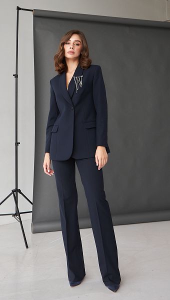 Фото zaket-zenskij-sinij-s-ukraseniem-11 товару Жакет жіночий синій з прикрасою1 Фото zaket-zenskij-sinij-s-ukraseniem-11 товару Жакет жіночий синій з прикрасою1