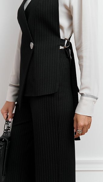 Фото zilet-zenskij-v-polosku-cernyj-05 товару Жилет жіночий в смужку чорний0 Фото zilet-zenskij-v-polosku-cernyj-05 товару Жилет жіночий в смужку чорний0